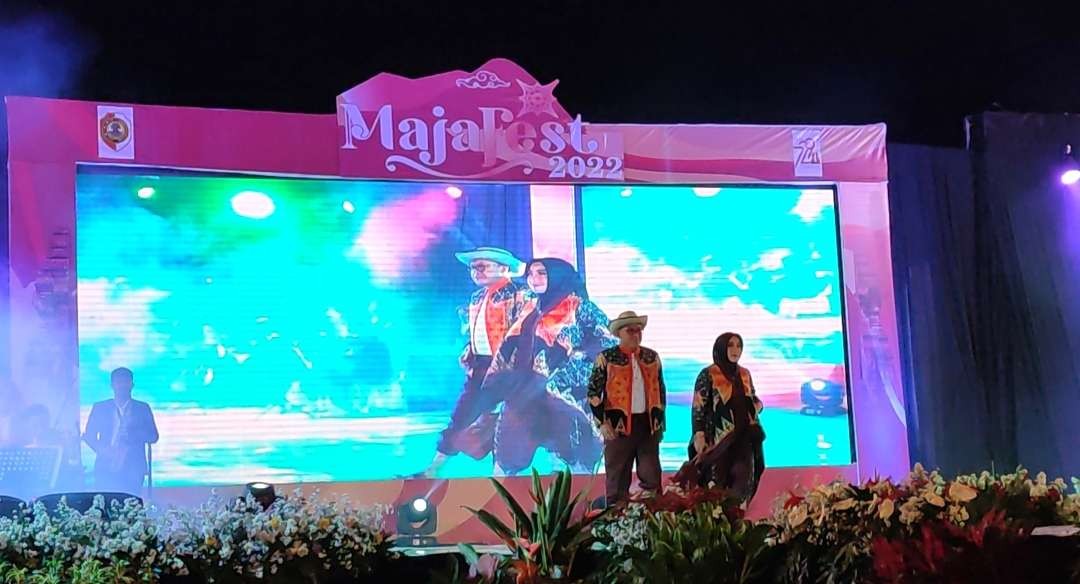 Pejabat Pemkab Mojokerto Fashion show di gelaran Majafest 2022.(Foto : Deni Lukmantara/Ngopibareng.id)