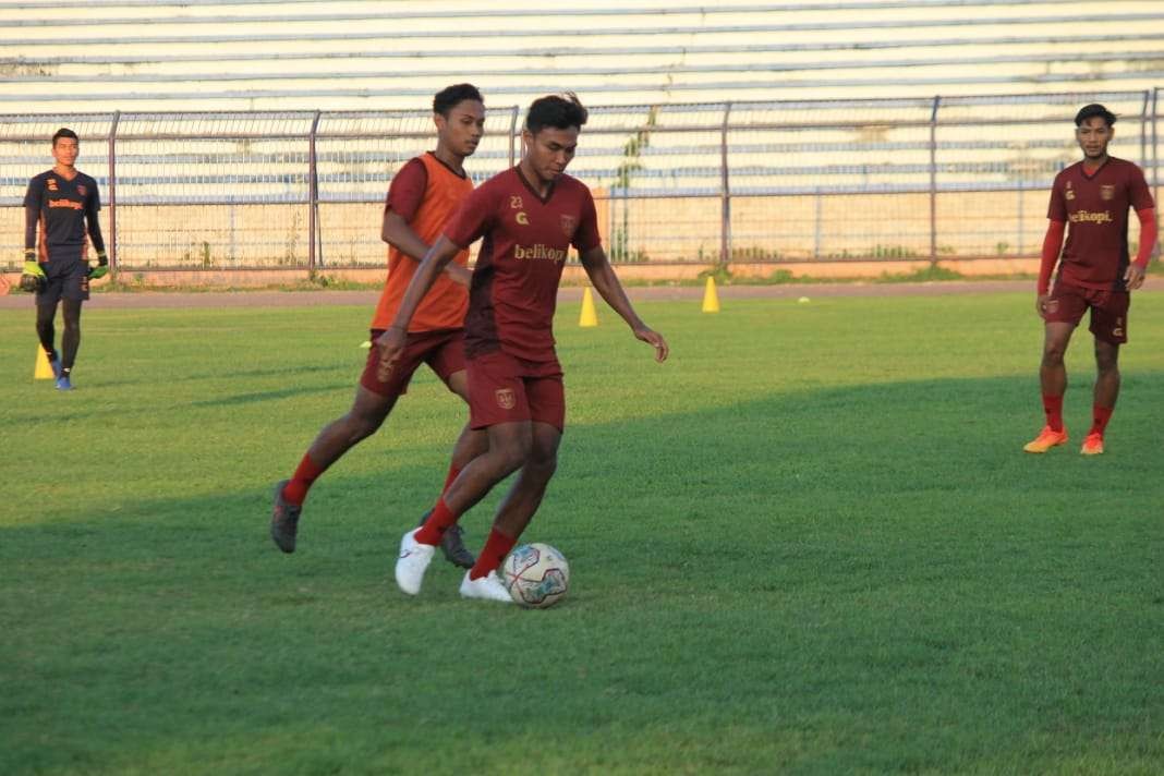 Ahmad Rusadi, bek Persela Lamongan saat berlatih di Stadion Surajaya Lamongan (Foto: Istimewa)