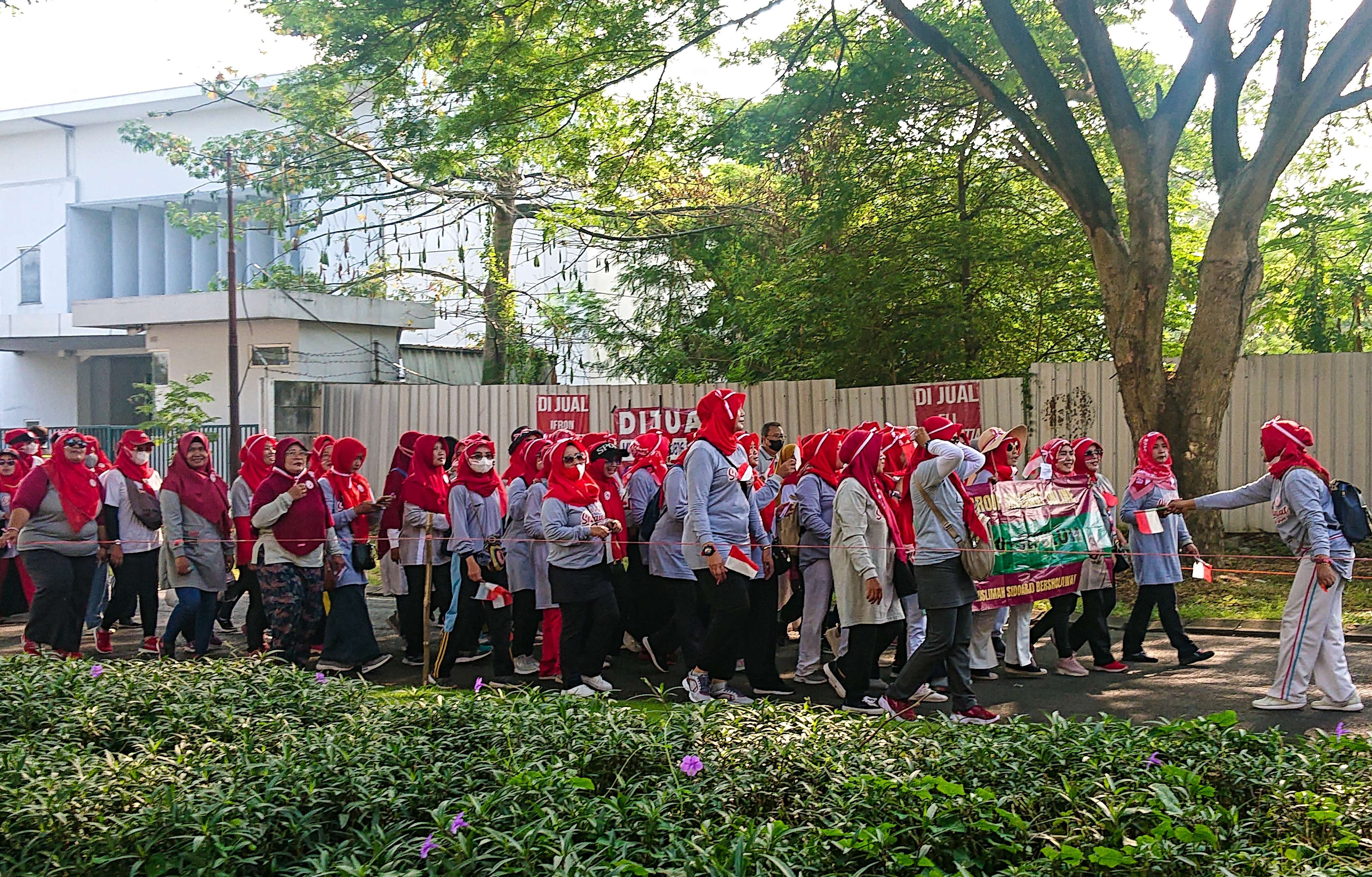 Rombongan emak-emak mengikuti jalan sehat sambil bersholawat (Foto: Aini Arifin/Ngopibareng.id)