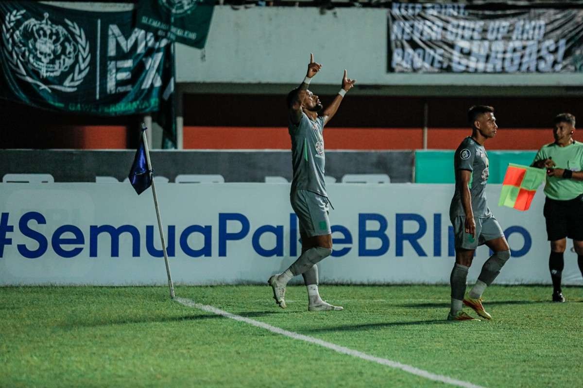 Pemain Persebaya, Silvio Junior melakukan selebrasi usai menjebol gawang PSS Sleman di Stadion Maguwoharjo, Sleman, Sabtu 27 Agustus 2022. (Foto: Persebaya)