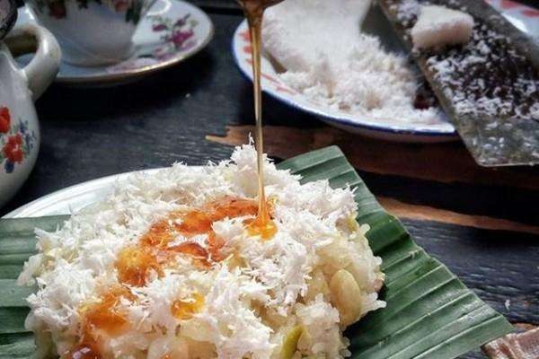 Ketan kratok, jajanan khas Probolinggo terdiri atas, nasi ketan, biji kara, parutan kelapa dan gula merah cair. (Foto: Ikhsan Mahmudi/Ngopibareng.id)