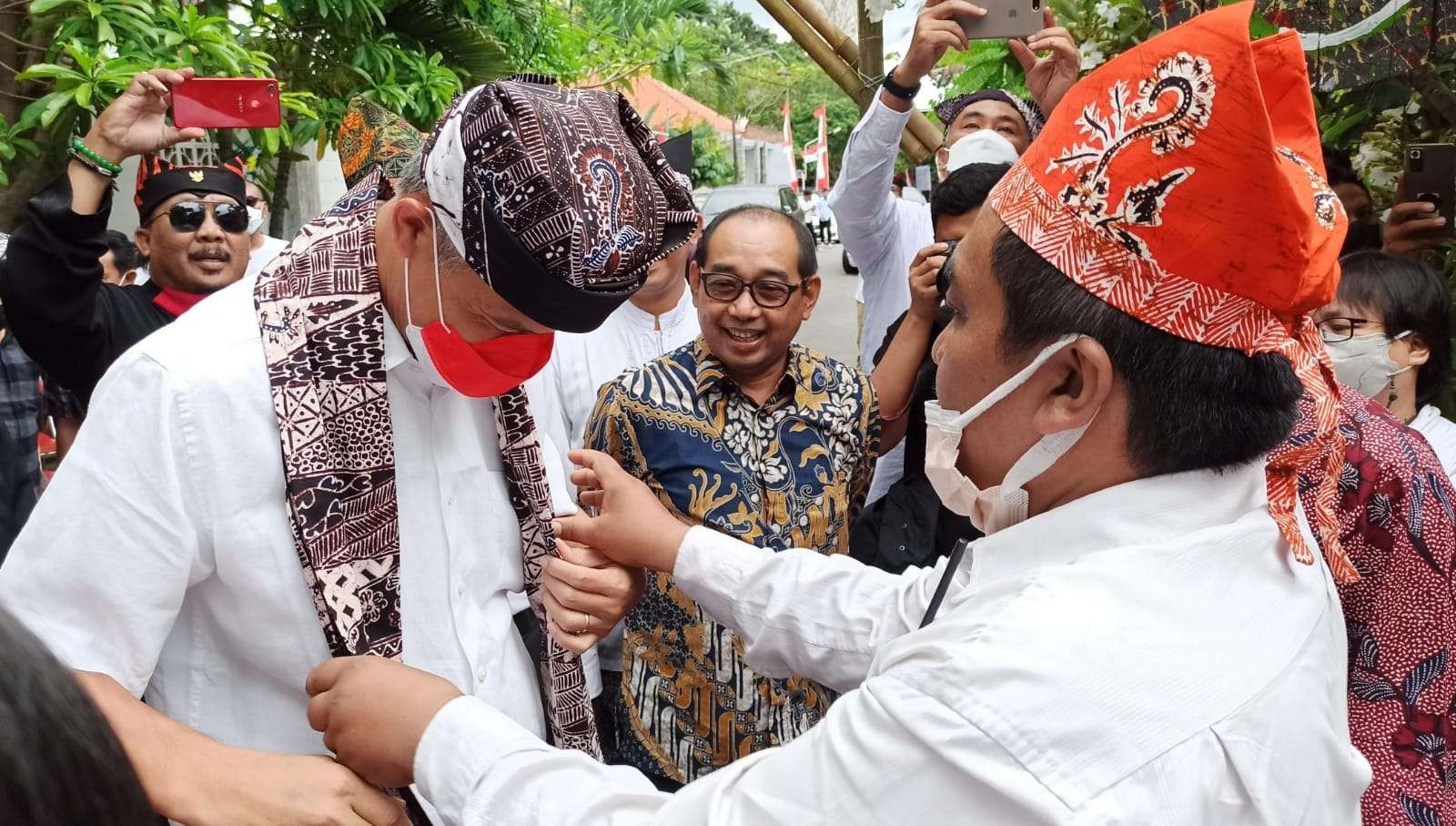 Ganjar Pranowo mengenakan udeng dan syal batik khas Banyuwangi (foto:Muh Hujaini/Ngopibareng.id)