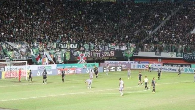 Laga PSS Sleman melawan Persebaya di Stadion Maguwoharjo, Sleman. (Foto: Antara)