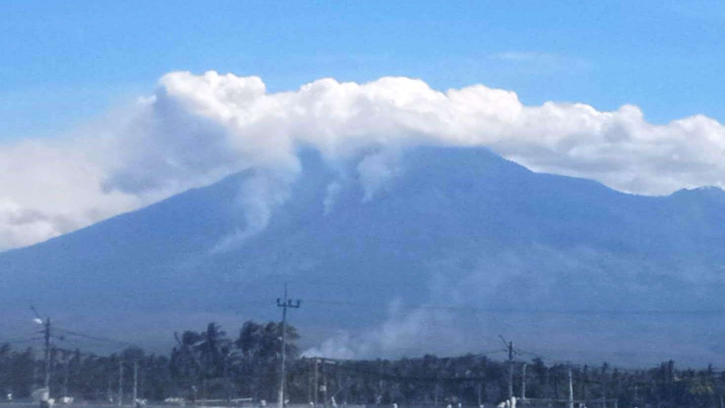 Kepulan asap di gunung sebelah barat Banyuwangi yang diduga akibat kebarakan hutan. (Foto: BMKG)