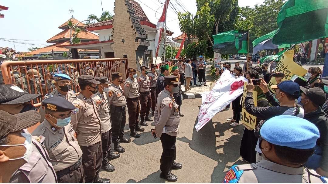 HMI Kediri unjuk rasa tolak wacana kenaikan BBM di Kantor Dewan Kota Kediri, Senin 29 Agustus 2022. (Foto: Fendhy Plesmana/Ngopibareng.id)