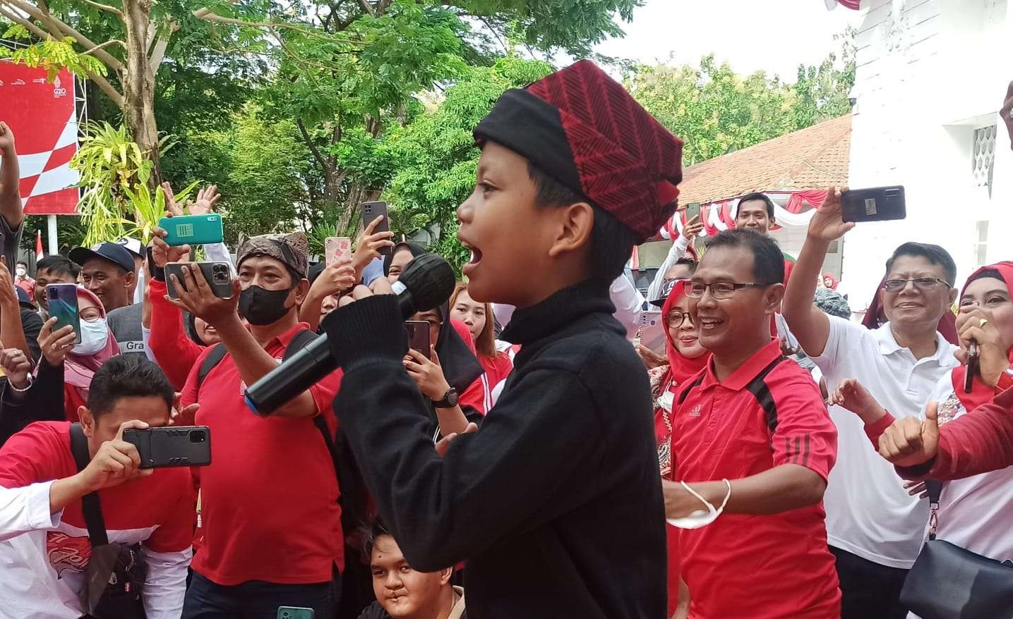 Farel Prayoga saat tampil di halaman Pemkab Banyuwangi, beberapa waktu lalu. (Foto: Muh Hujaini/Ngopibareng.id)