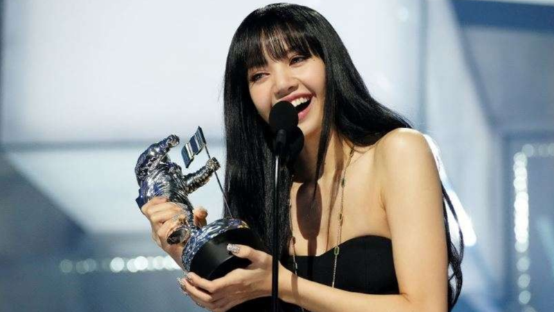 Lisa BLACKPINK solois K-Pop pertama yang berhasil meraih penghargaan MTV VMA 2022. (Foto: Twitter @LaliceUpdates)