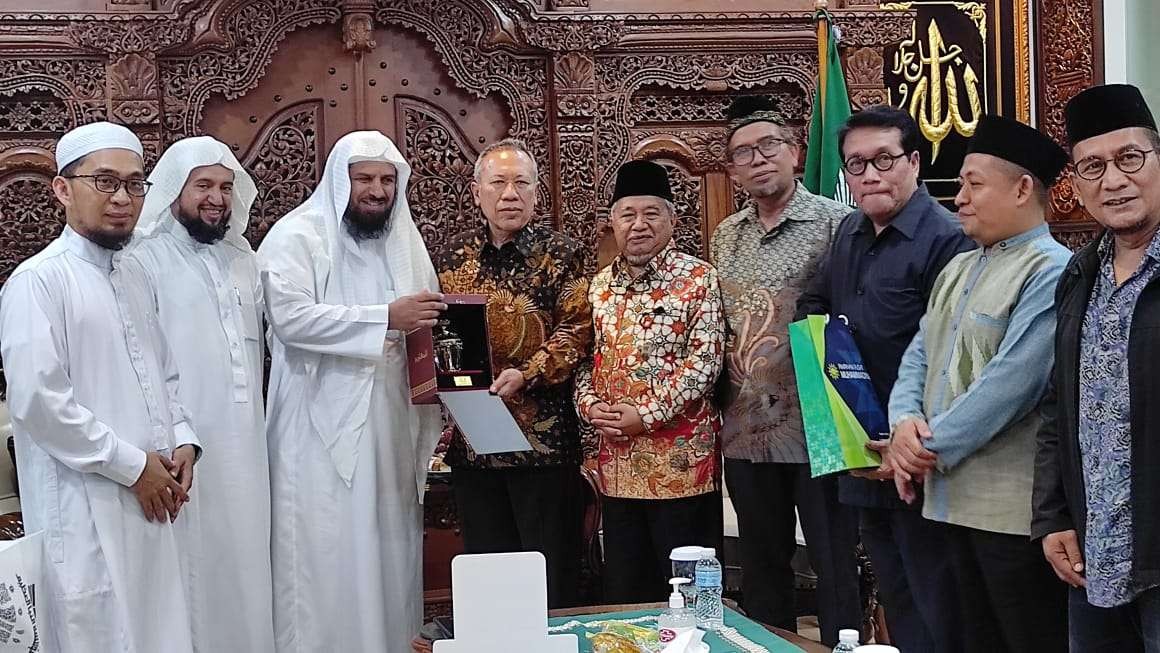 Ketua PP Muhammadiyah, Syafiq Mughni, Ketua Lembaga Hubungan dan Kerja sama Internasional (LHKI) PP Muhammadiyah, Muhyiddin Djunaidi bersama Sekretaris Lembaga Pengembangan Pesantren PP Muhammadiyah, Muhbid Abdul Wahab saat menerima kunjungan dari Markaz Al-Hijaz, yayasan Mu’asasah An-Naba’ Al-Adhim dari Makkah, Saudi Arabia. (Foto: muhammadiyah online)