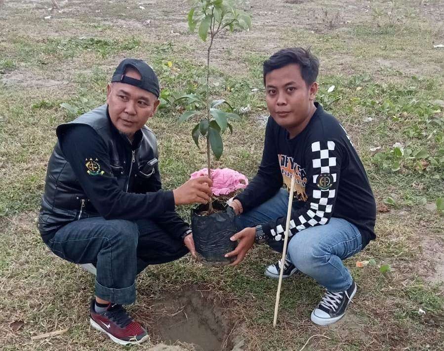 Penanaman pohon yang dilakukan di kawasan Pantai Muara Mbaduk, Desa Sarongan, Kecamatan Pesanggaran, Banyuwangi (Foto: istimewa)