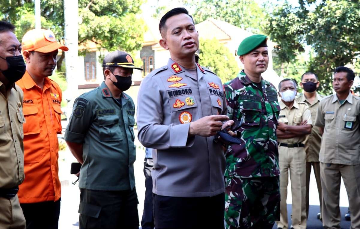 Kapolres Bondowoso, AKBP Wimboko didampingi Dandim 0822 Letkol Arm Suhendra Chipta mengimbau petani tidak membakar lahan sisa panen tebu. (Foto: Guido Saphan/Ngopibareng.id)