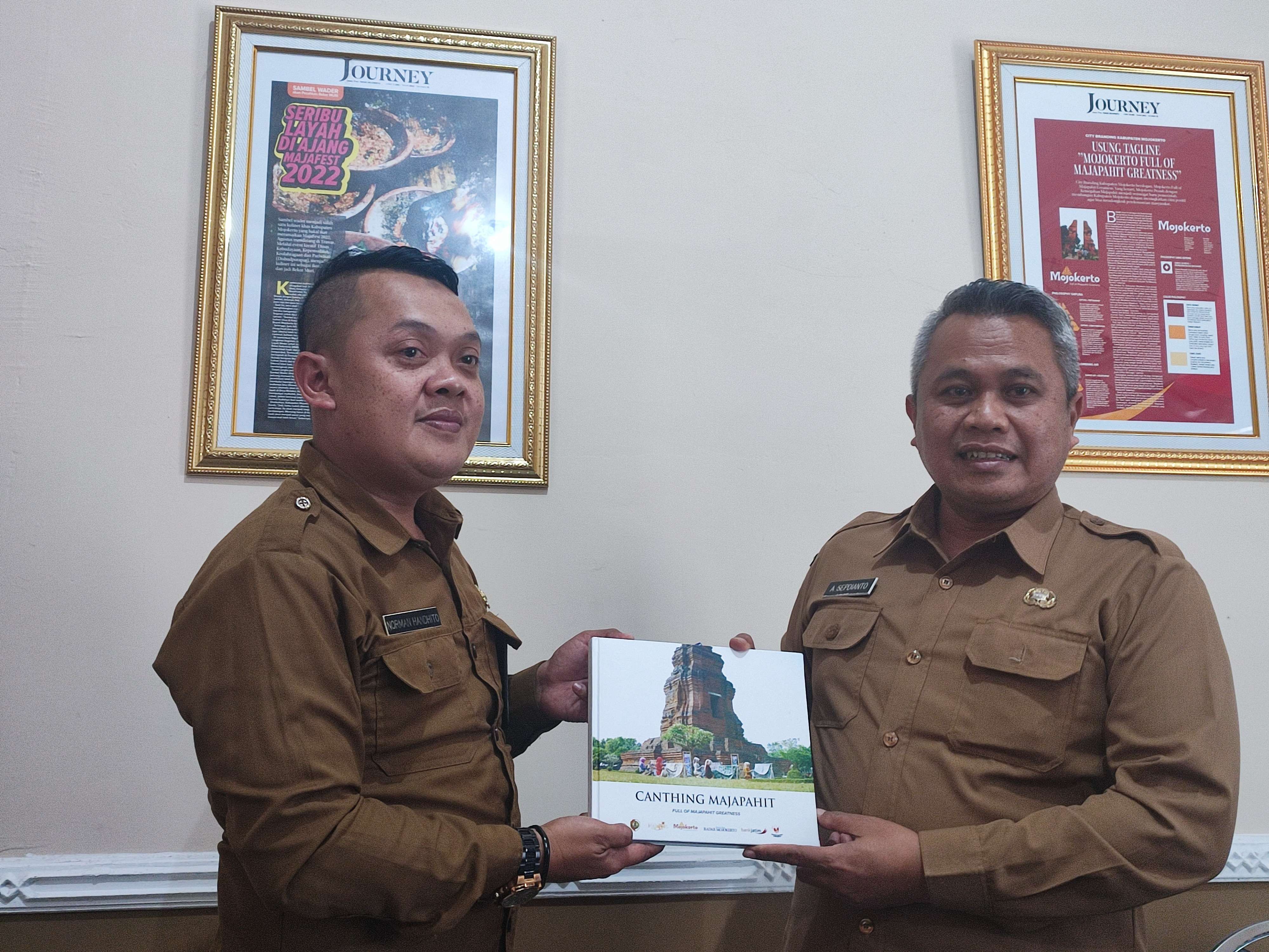 Kepala Dinas Komunikasi dan Informatika Ardi Sepdianto (Kanan) dan Kadis Disbudporapar Norman Handito (kiri). (Foto : Deni Lukmantara/Ngopibareng)