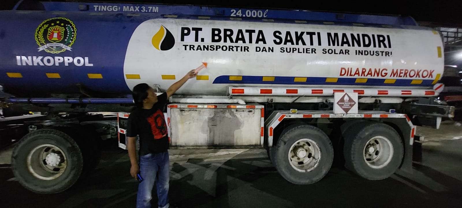 Truk pengangkut solar ilegal yang diamankan polisi diduga milik INKOPPOL. (Foto: Ahmad Sampurno/Ngopibareng.id)