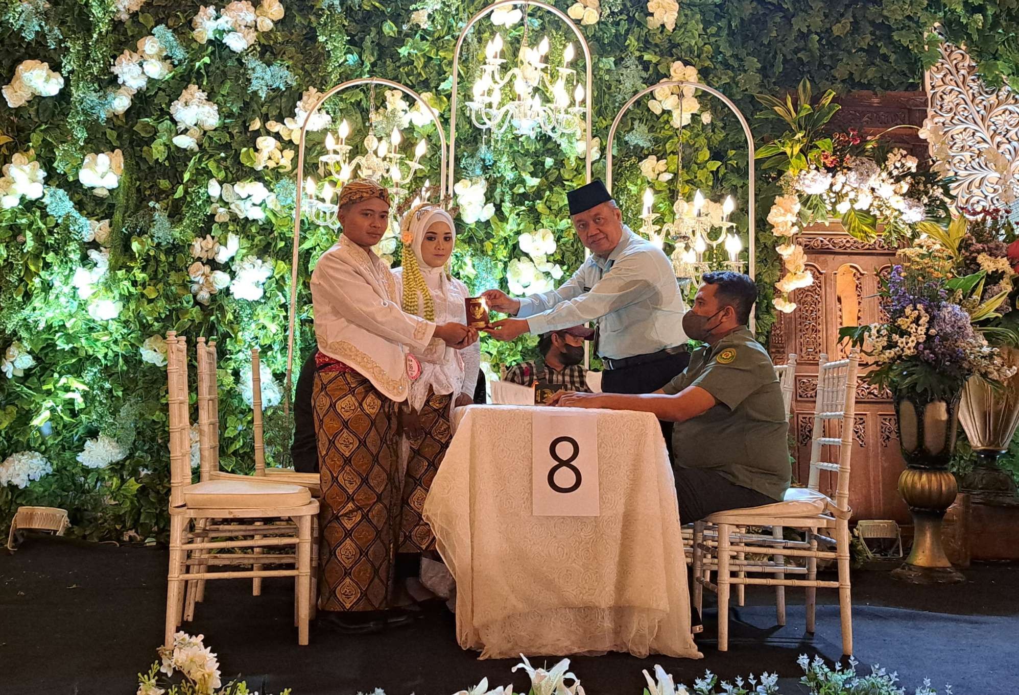 Proses penyerahan buku nikah oleh KUA bagi pasangan isbat nikah yang sudah disahkan oleh pengadilan Agama di empire place, Selasa, 30 Agustus 2022.(Foto: Pita Sari/Ngopibareng.id)