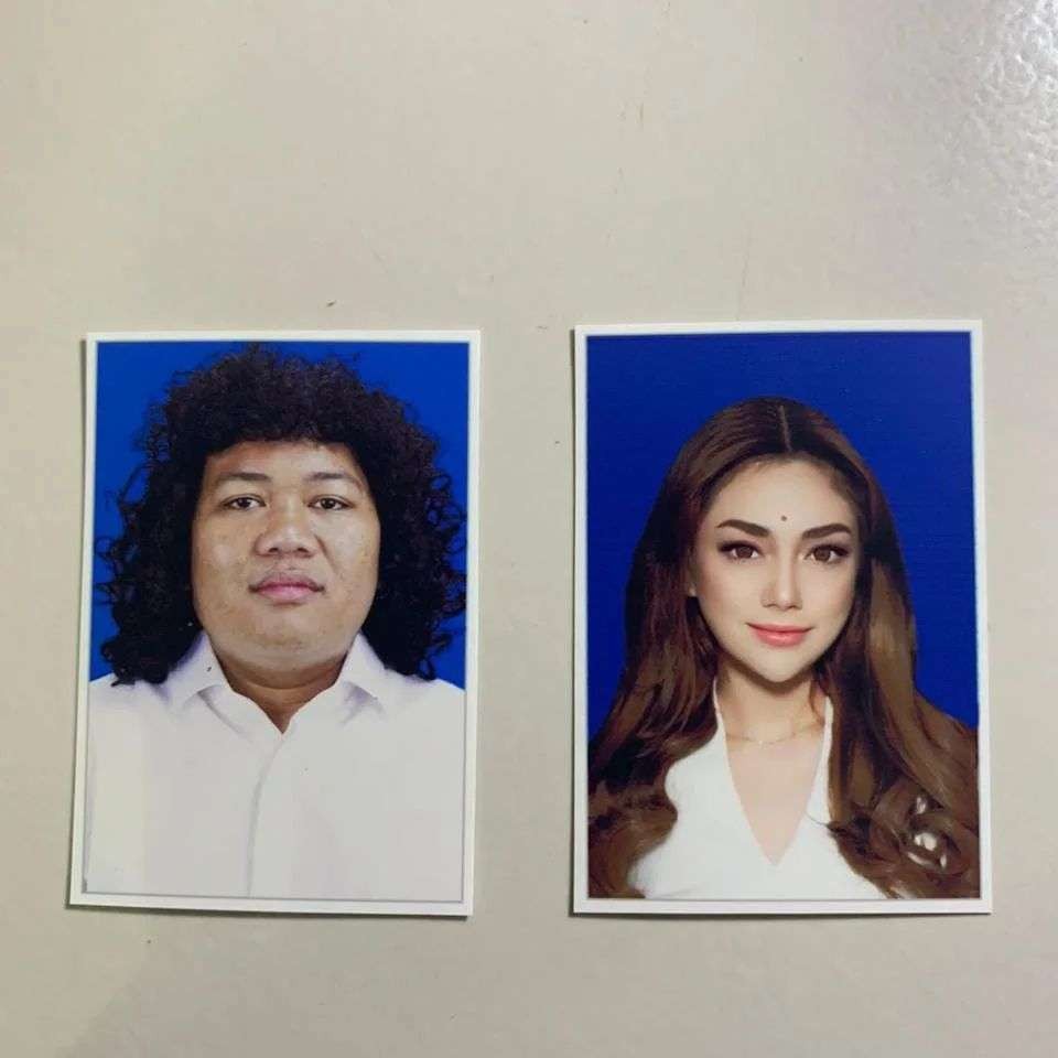 Komika Marshel Widianto dan Celine Evangelista mengunggah foto setengah badan berlatar biru seperti akan menikah. (Foto: Instagram @marshel_widianto)