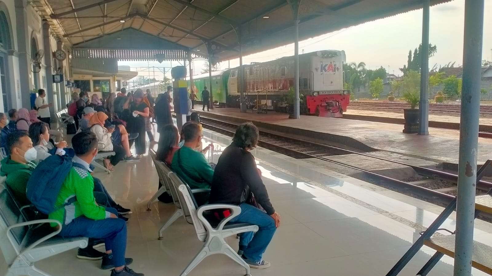 Penumpang KA di Stasiun Probolinggo tidak lagi disyaratkan Rapid Test atau PCR. (Foto: Ikhsan Mahmudi/Ngopibareng.id)