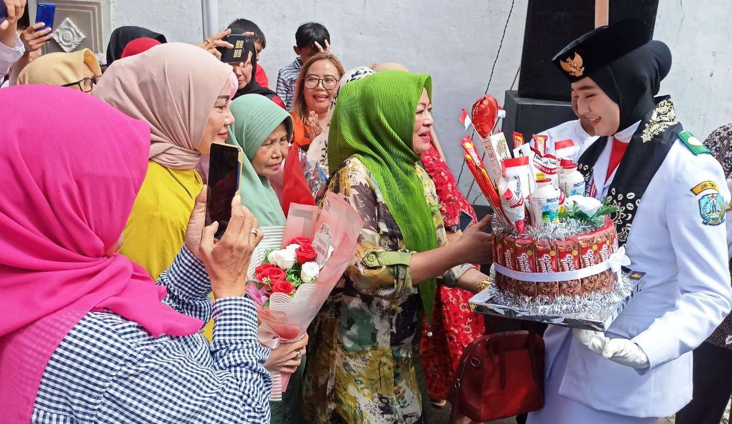 Anggota Paskibraka Nasional asal Banyuwangi Ayumi Putri Sasaki disambut keluarga dan warga sekitar tempat tinggalnya  (foto:Muh Hujaini/Ngopibareng.id)