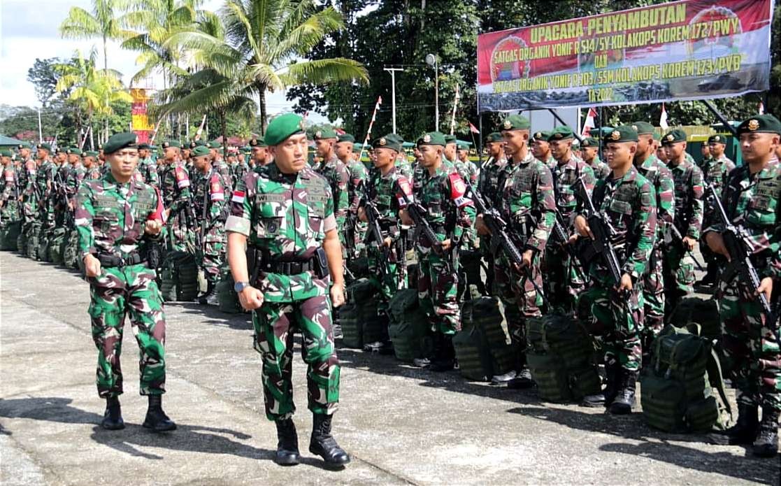 Kasdam XVII/Cenderawasih Papua, Brigjen TNI Sidharta Wisnu Graha didampingi Danyonif Raider 514/SY, Mayor Inf.Rinto Wijaya memeriksa pasukan Harimau Bondowoso baru tiba di Papua.(foto: penerangan yonif Raider 514)