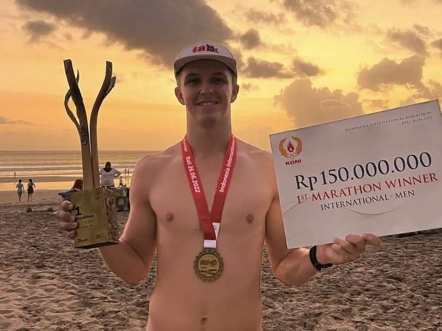 Pelari bule Jack Ahearn menagih hadiah lomba marathon yang diorganisir oleh KONI dan The Media Palace. Acara juga didukung oleh Kemenpora, Kemenparekraf, BPBD Bali hingga Satgas COVID-19. (Foto: Instagram @jackahearn)