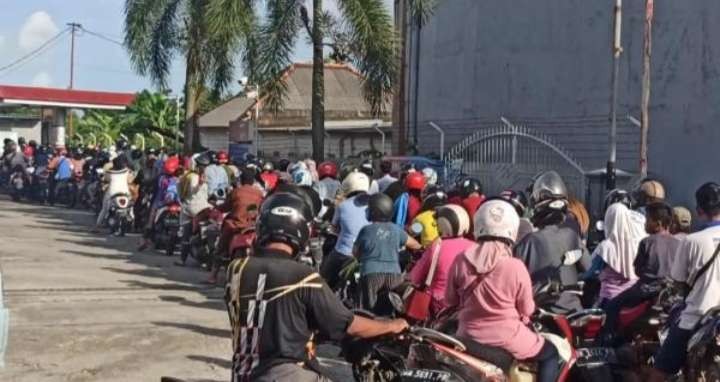 Terjadi antrean panjang di beberapa SPBU di tengah ketidak pastian kenaikan harga BBM bersubsidi jenis pertalite dan solar. Namun, pemerintah sudah menyiapkan banyalan sosial lewat Kementerian Sosial yang telah diumumkan oleh Menteri Keuangan, Sri Mulyani. (Foto: Antara)