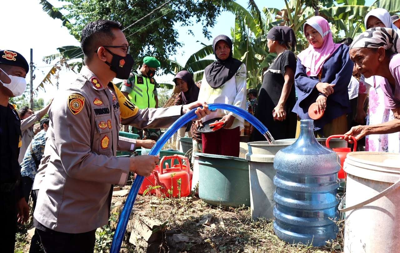 Kapolres Bondowoso AKBP Wimboko memimpin langsung dropping bantuan air bersih di Desa/Kecamatan Tegalampel, Rabu 31 Agustus 2022.(Foto: Guido Saphan/Ngopibareng.id)