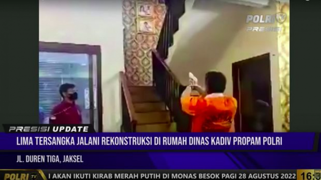 Rekonstruksi kasus pembunuhan Brigadir Joshua memperlihatkan mantan Kadiv Propam Irjen Ferdy Sambo mengarahkan pistolnya ke area dinding alibi terjadi baku tembak. (Foto: Polri TV)