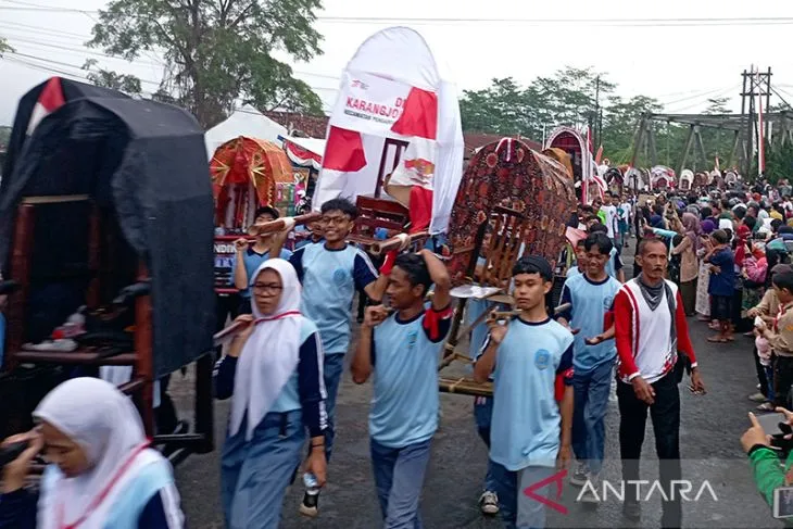 Kabupaten Purbalingga kembali menambah catatan di MURI. Kali ini dengan melangsungkan kirap replika tandu Jenderal Soedirman terbanyak. (Foto: antnews)