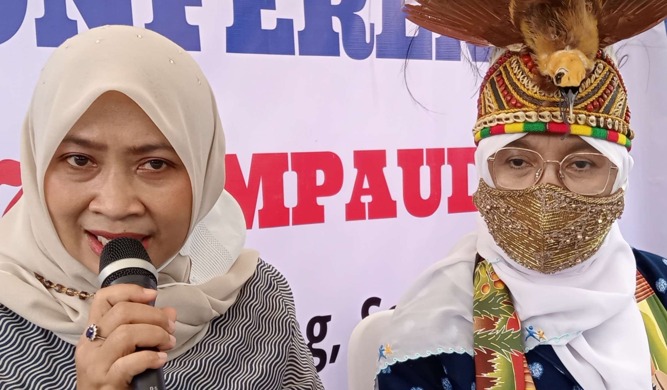 Direktur PAUD dan Pendidikan Masyarakat  Santi Ammbarrukmi brrsama ketua umum HIMPAUDi Netti Herawati. (Foto: Asmanu/Ngopibareng.id )