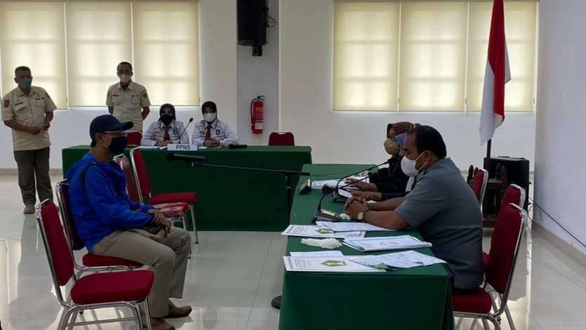 Proses sidang tipiring di Gedung Mini Block Office, Kota Malang. Kasus terbanyak ialah pelanggaran papan reklame, termasuk iklan pesta miras. (Foto: Lalu Theo/Ngopibareng.id)