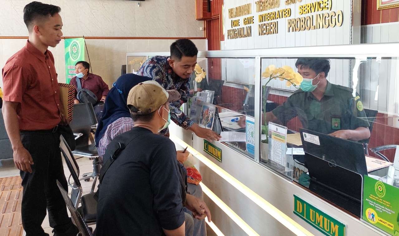 ABK dan karyawan PT Jala Karya Sukses Abadi mendatangi Pengadilan Negeri (PN) Probolinggo. (Foto: Ikhsan Mahmudi/Ngopibareng.id)