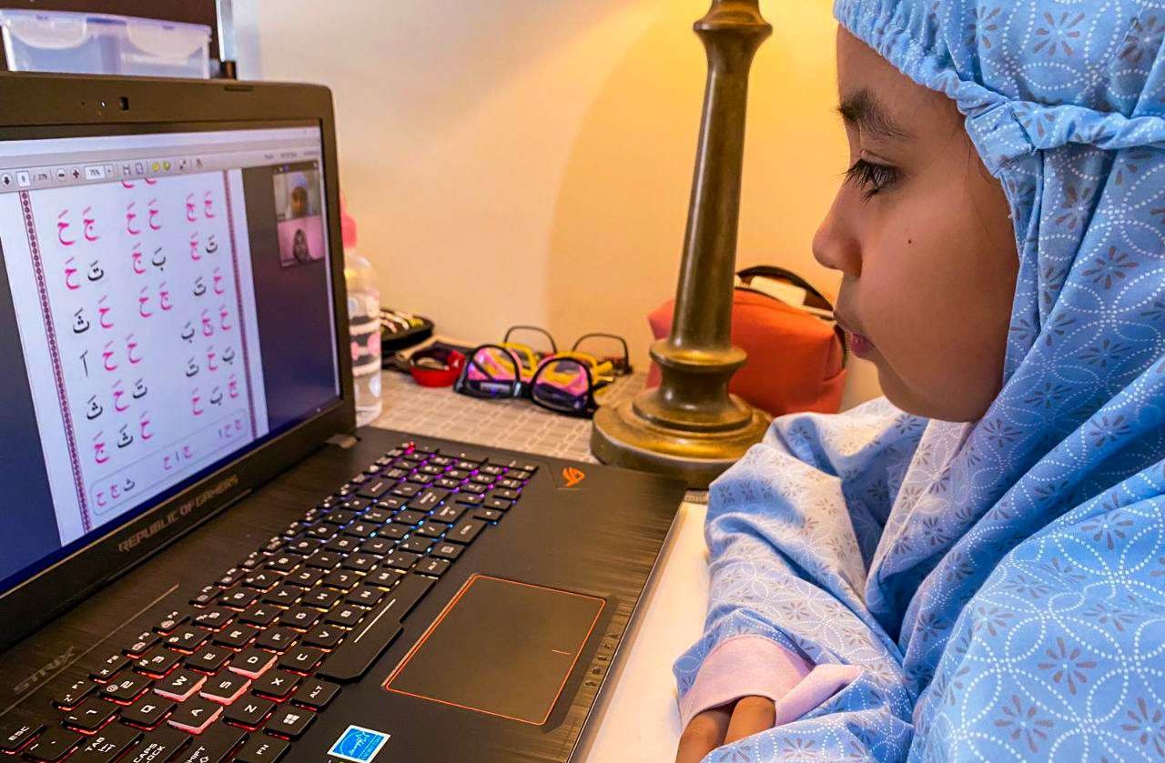 Salah satu murid sedang mengaji secara online di rumah (Foto: Aini/Ngopibareng.id)