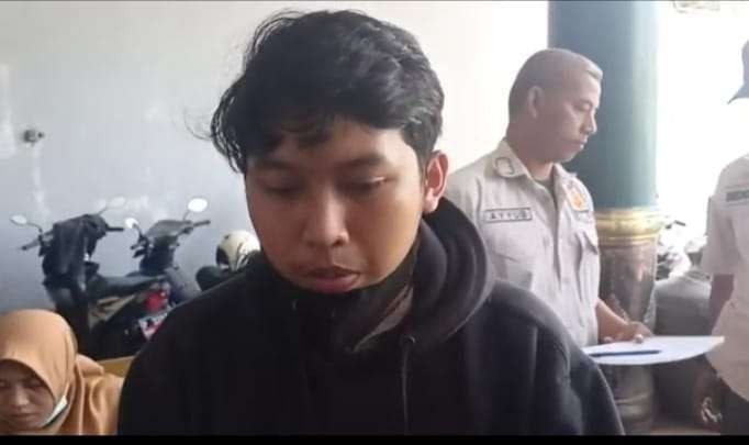 Ahmad Sam’ani, pemuda Jember yang tidak bisa mendaftar kuliah melalui jalur beasiswa karena NIK dipakai orang lain (Foto: Rusdi/Ngopibareng.id)