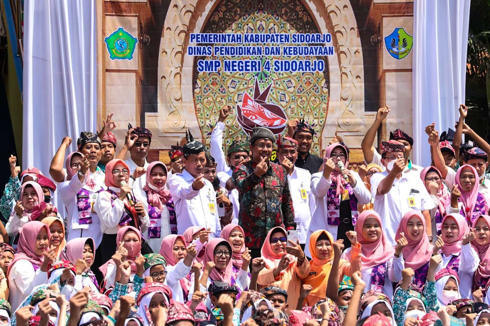 guru dan siswa SMPN 4 Sidoarjo foto bersama Bupati Sidoarjo (foto : Aini/Ngopibareng.id)