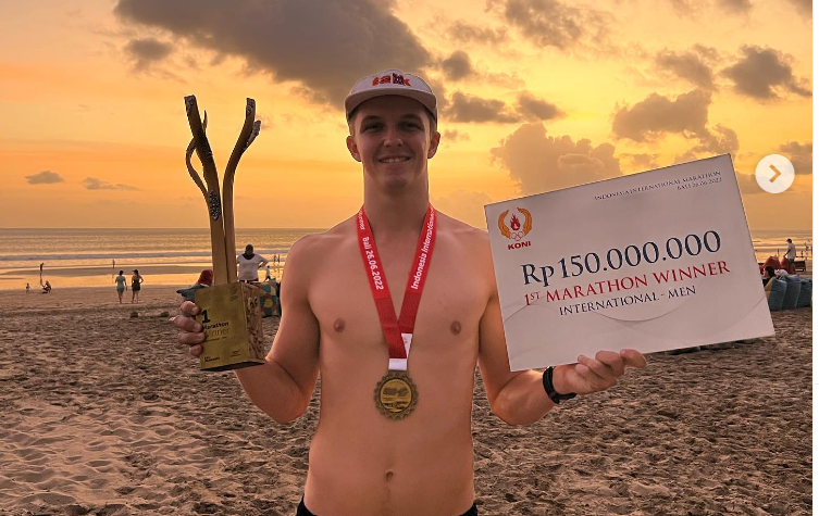 Viral kabar tentang hadiah kejuaraan Indonesia International Marathon 2022 yang tidak diberikan utuh pada pemenangnya, bule Australia Jack Ahearn. (Foto: Instagram)