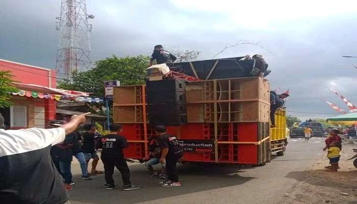 Parade sound di Kecamatan Sumberjambe, Jember menyebabkan rumah warga rusak akibat getaran yang ditimbulkan (Foto: tangkap layar video)