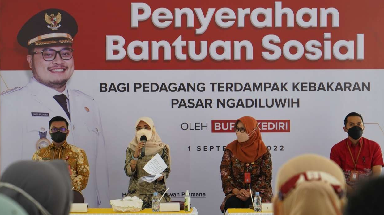 Pemkab Kediri memberikan bantuan modal bagi pedagang terdampak kebakaran Pasar Ngadiluwih. (Foto: Dokumentasi Kominfo Kabupaten Kediri)