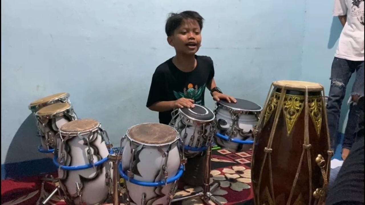 Farel Prayoga memainkan ketipung atau gendang kiriman dari Ganjar dengan menyanyikan lagu Ojo DIbandingke. (Foto: Dokumentasi Jateng)