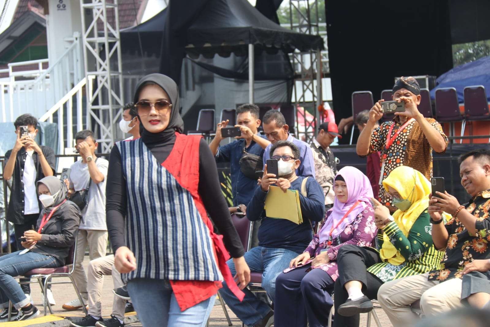 salah satu model peragakan fashion Batik Blora pad Fashion Show UMKM Batik Blora On The Street di Grand Maerakaca Pusat Rekreasi dan Promosi Pembangunan (humas Pemkab Blora)