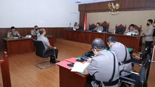 Mantan Kapolres Bandara Soekarno-Hatta, Kombes Edwin Hatorangan Hariandja, saat sidang Komisi Etik Profesi Polri (KEPP) dengan putusan Pemberhentian Dengan Tidak Hormat (PTDH) di Gedung TNCC, Polri Selasa 30 Agustus 2022, karena tidak profesional dan melakukan penyalahgunaan wewenang dalam penanganan kasus narkoba.(Foto: suara.com)