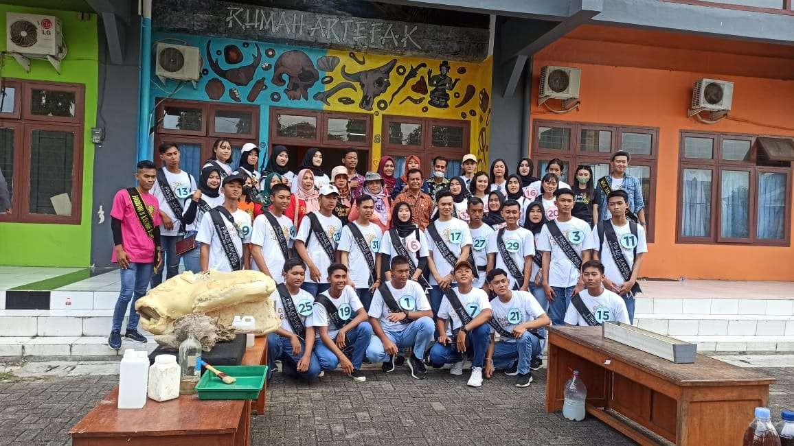 Finalis Kakang Mbakyu Duta Wisata Blora foto bersama pengelola Rumah Artefak di Komplek GOR Mustika Blora (Foto: Ahmad Sampurno/Ngopibareng.id)