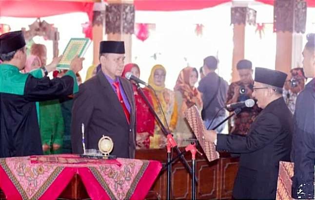 Kepala BKAD Situbondo, Wawan Setiawan dilantik menjadi Pj. Sekda oleh Bupati Karna Suswandi di Pendapa Kabupaten Situbondo, Kamis 1 September 2022. (Foto: Diskominfosan Situbondo)