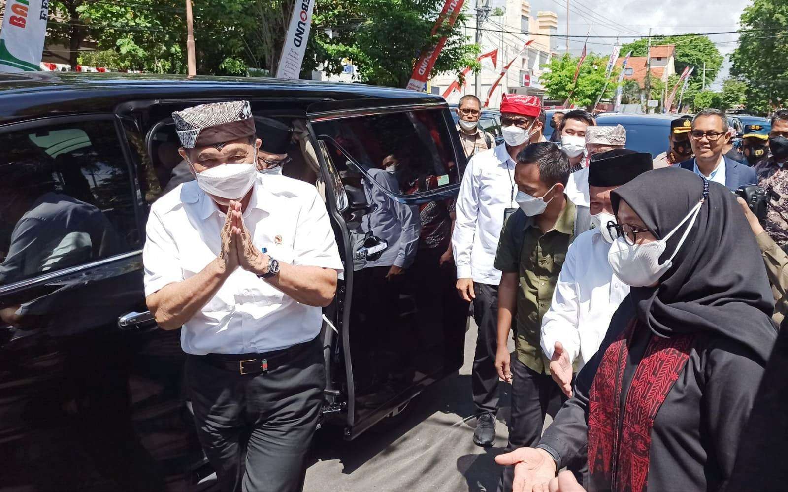 Menko Marves Luhut Binsar Panjaitan disambut Bupati Banyuwangi Ipuk Fiestiandani saat berkunjung ke Banyuwangi (foto: Muh Hujaini/Ngopibareng.id)