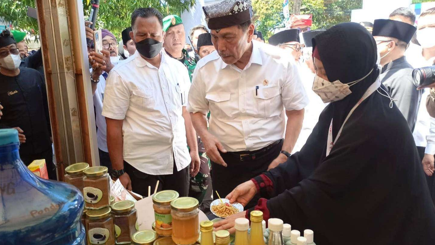 Menko Marves Luhut Binsar Panjaitan meninjau salah satu stand UMKM pada Expo UMKM binaan Pesantren di Banyuwangi (Foto: Muh Hujaini/Ngopibareng.id)