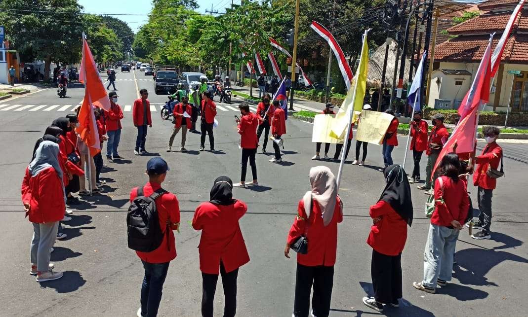 Puluhan Mahasiswa Untag Banyuwangi menggelar aksi unjuk rasa menolak rencana kenaikan BBM. (Foto: Muh Hujaini/Ngopibareng.id)