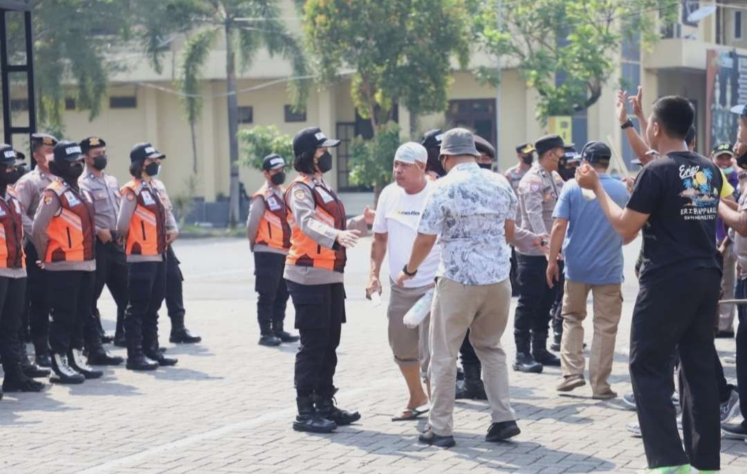 Simulasi peragaan pengamanan desa di lokasi TPS dan pengawalan kotak suara pada Pilkades tahun 2022.(Foto: Deni Lukmantara/Ngopibareng)