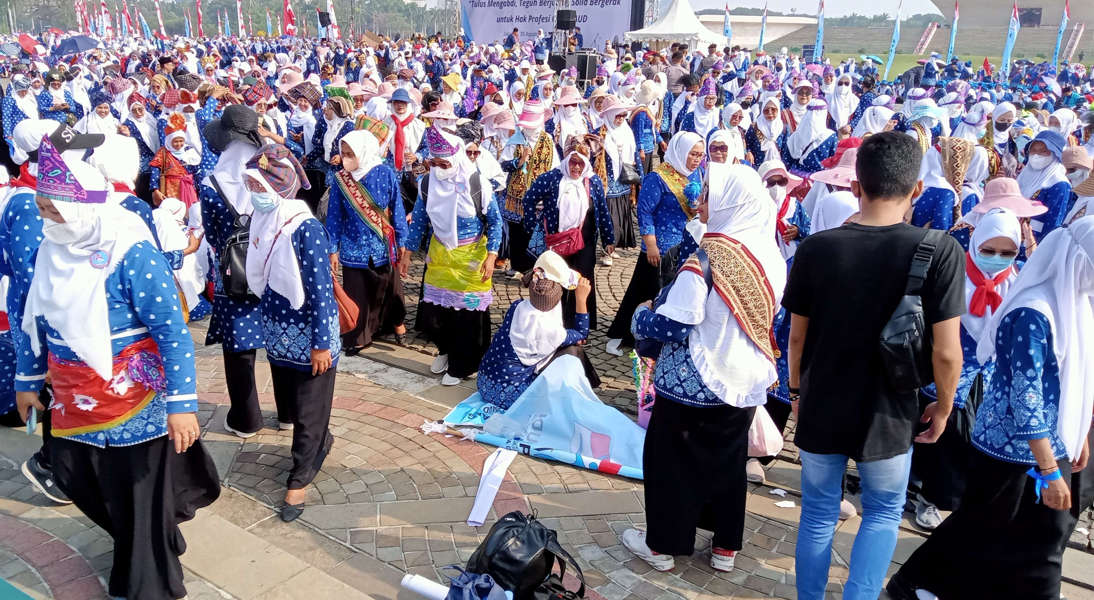 PPKM terus diperpanjang, tapi kegiatan masyarakat sudah normal seperti sudah berada pada situasi endemi,  protokol kesehatan yang mencakup 3 M sering terabaikan. (Foto: Asmanu/ngopibareng.id)