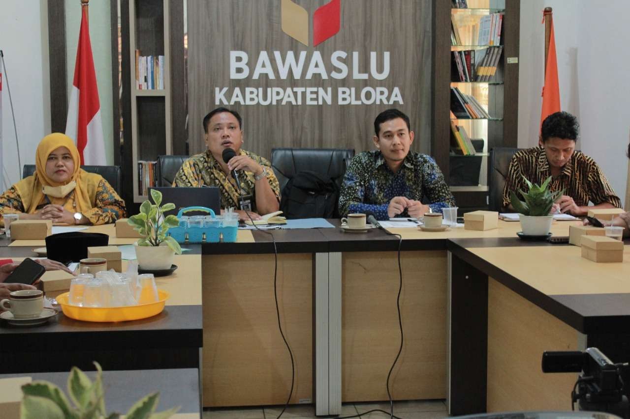 Sosialisasi Bawaslu soal larangan kepala desa dan perangkat desa berpolitik praktis di kantor Bawaslu Blora. (Foto: Ahmad Sampurno/Ngopibareng.id)