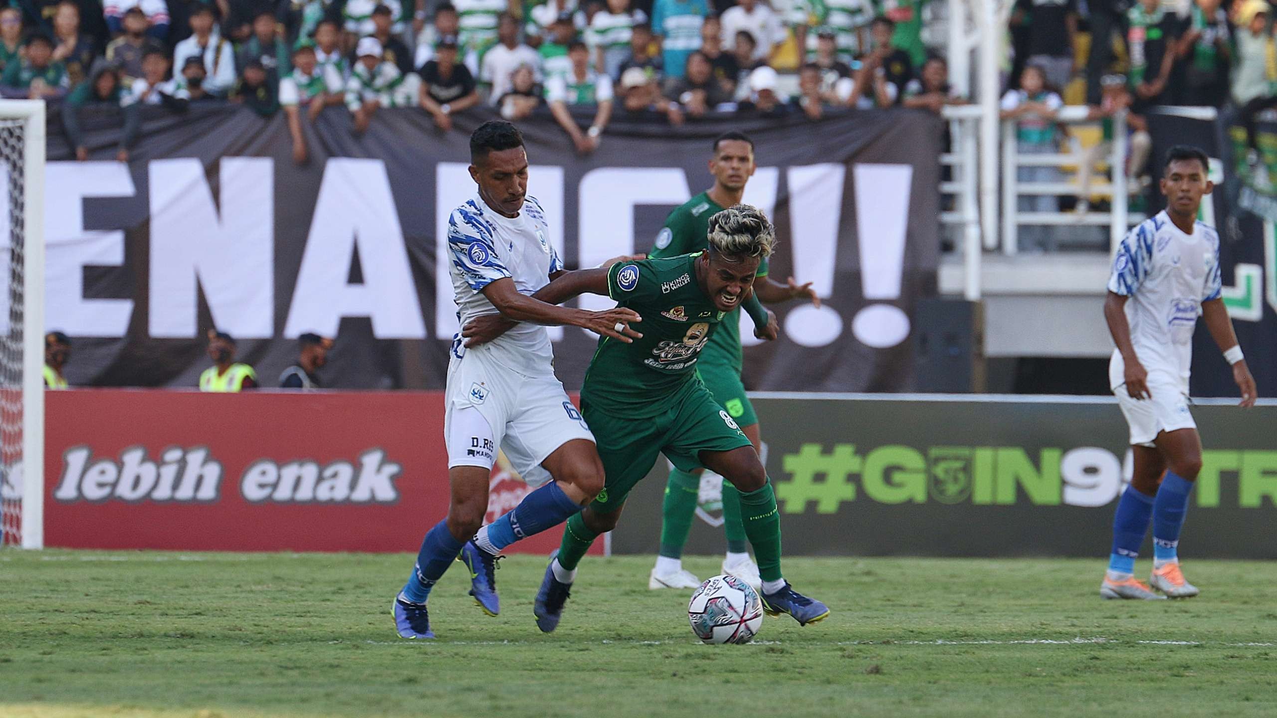 Pemain Persebaya, Alwi Slamat saat melawan PSIS Semarang. (Foto: Fariz Yarbo/Ngopibareng.id)