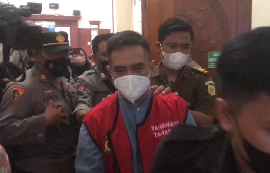 MSAT keluar dari ruang sidang Cakra usai mengikuti sidang kasus pencabulan terhadap santri. (Foto: Andhi Dwi/Ngopibareng.id)