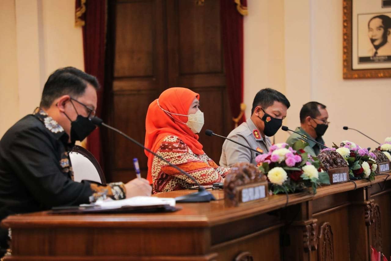 Gubernur Jatim, Khofifah Indar Parawansa saat memimpin rakor terkait BBM di Gedung Negara Grahadi, Surabaya, Kamis 1 September 2022. (Foto: Humas Pemprov Jatim)