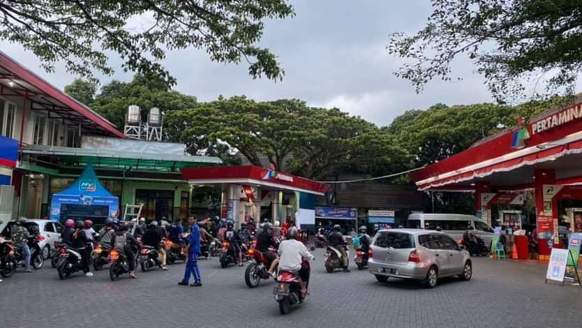 Antrean kendaraan di SPBU Tlogomas, Kota Malang (Foto: Lalu Theo/ngopibareng.id)